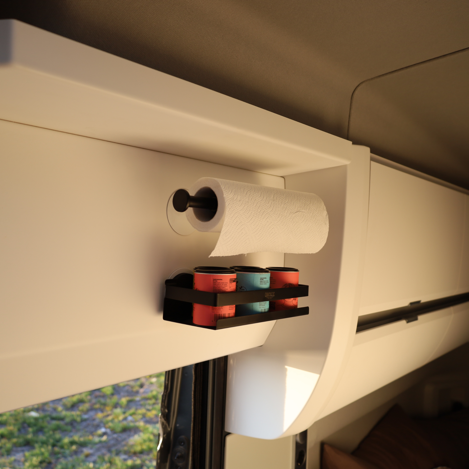 Selbstklebendes Metallpad an der Vanwand für Magnete und Campinggadgets