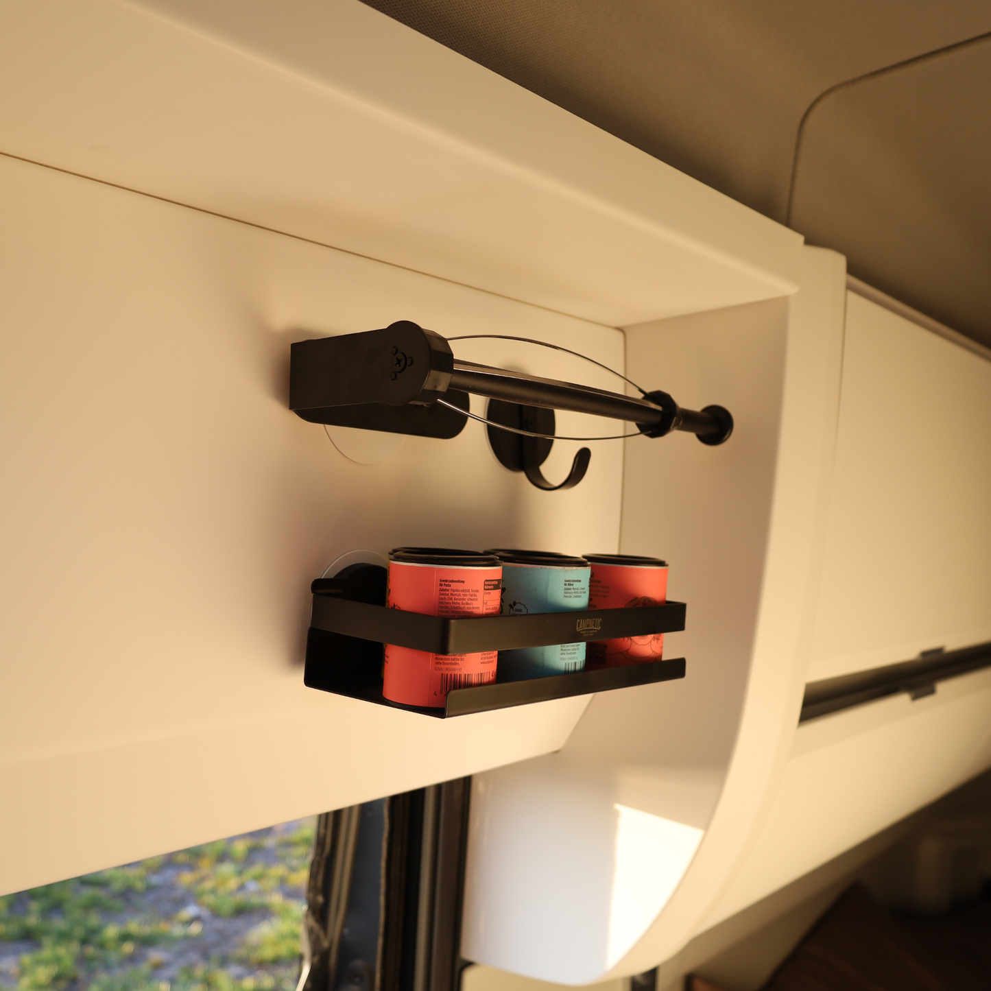 Einfach Metallpad in den Van kleben und Campingzubehör magnetisch befestigen