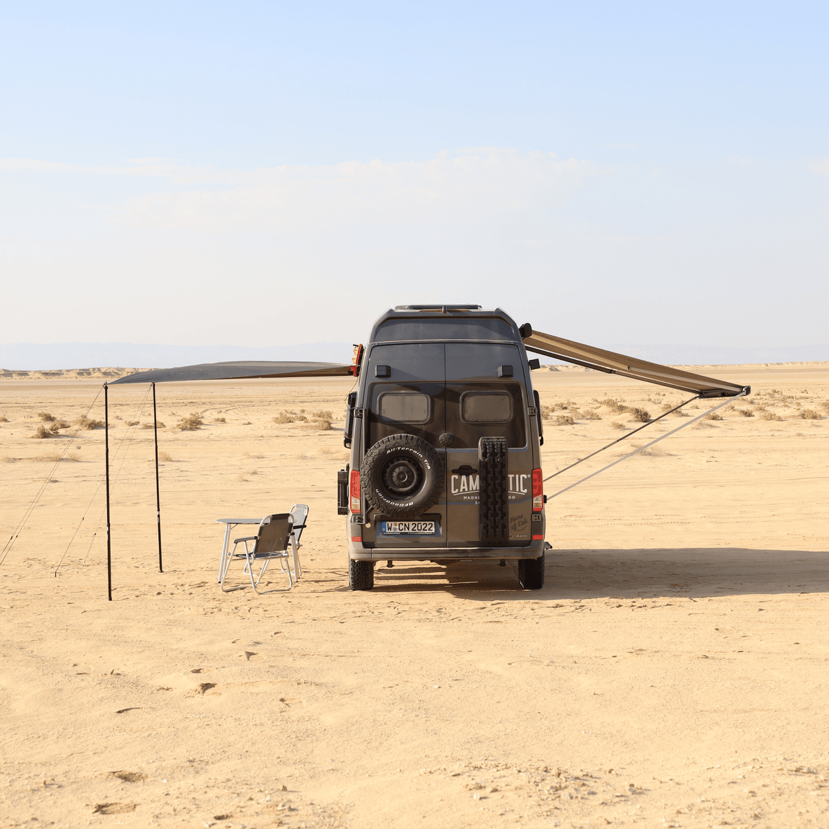 Magnetische Halterung des Campnetic Sonnensegels am Camper ohne Bohren
