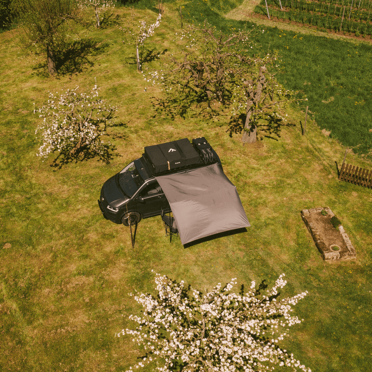 Reißfestes Polyethylen-Segel bei starkem Wind sicher befestigt