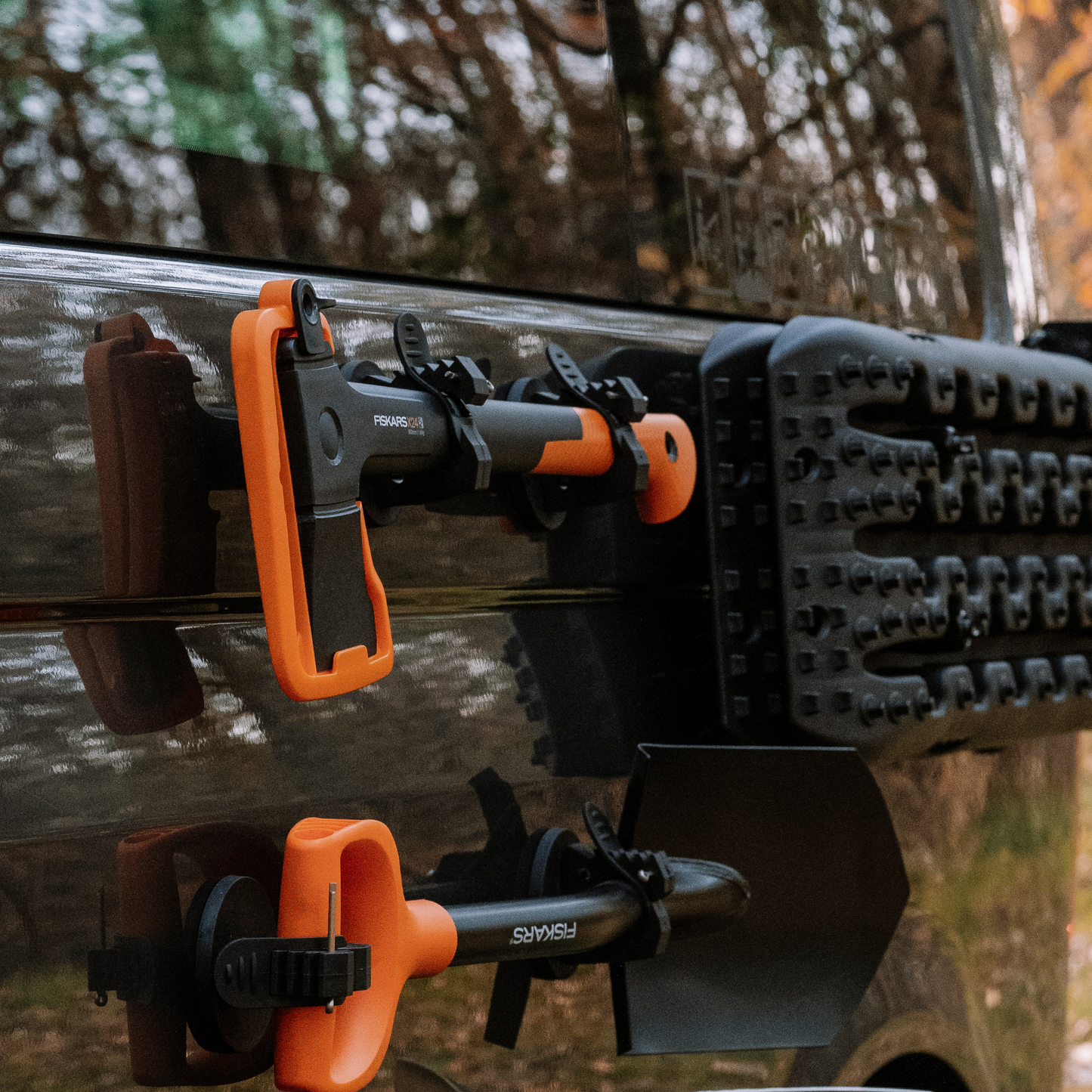 Fiskars Axt angebracht am campervan mit magnetischer halterung vw t6 crafter