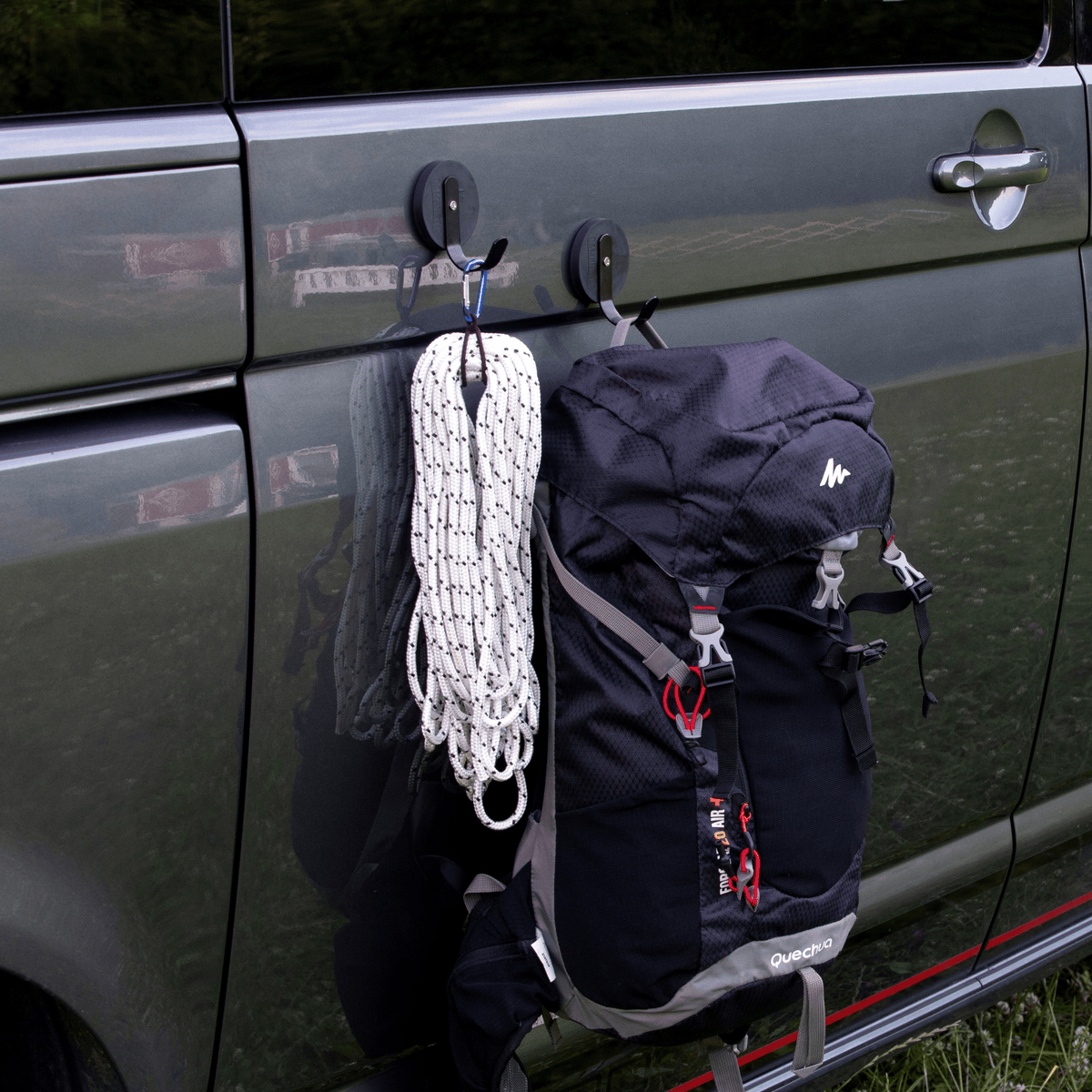Campnetic Magnethaken befestigt am VW California, Seil und Rucksack sind aufgegangen.