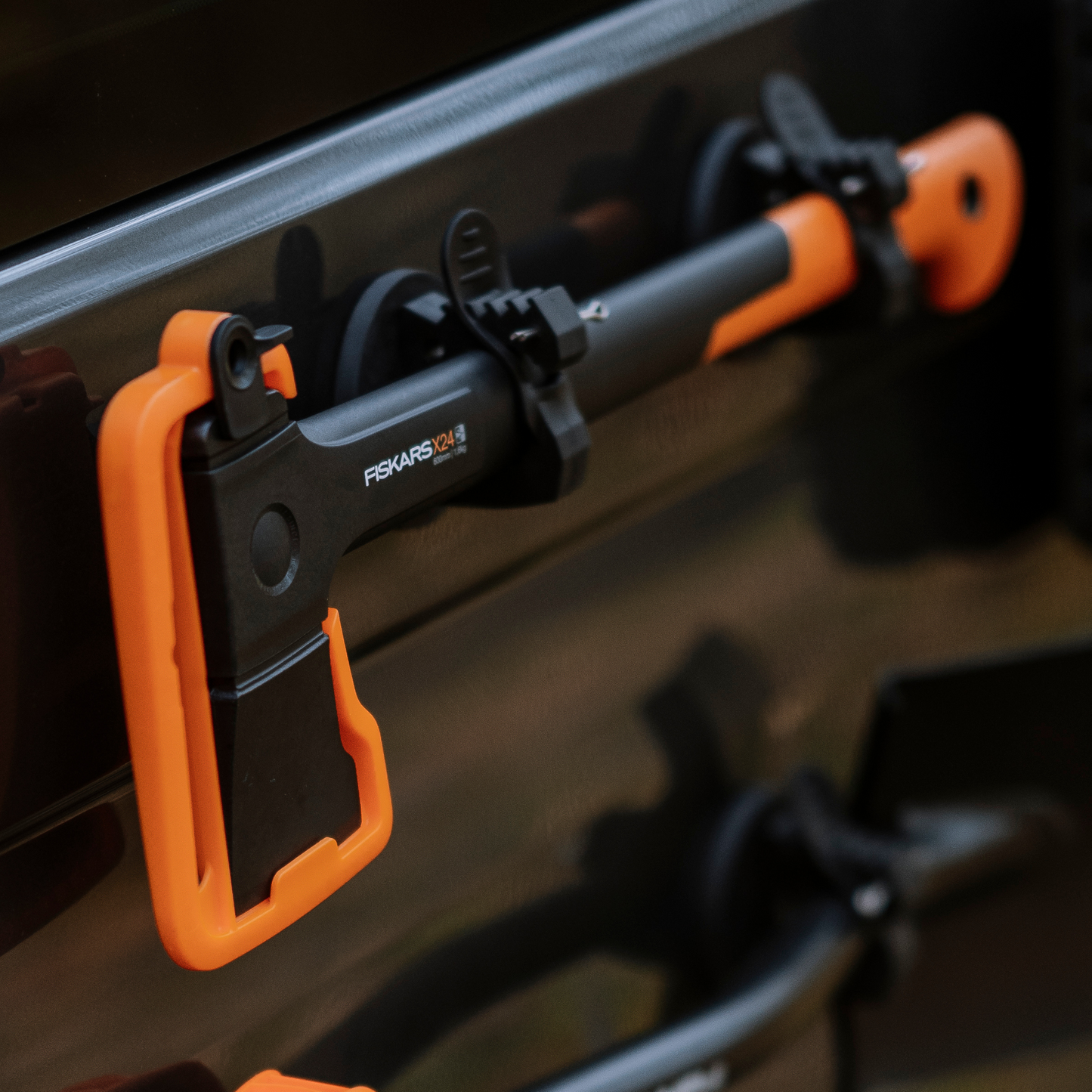 Campnetic Werkzeughalterung mit Fiskars axt am vw t6.1