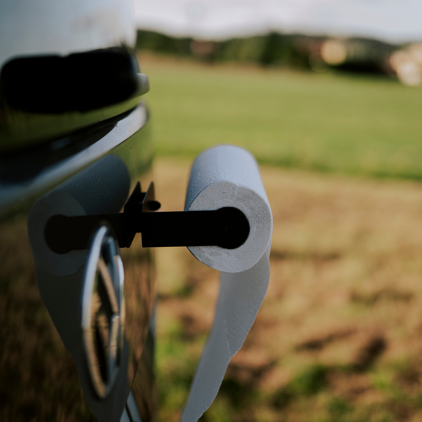 Campnetic Küchenrollenhalter magnetisch befestigt beim Kochen im Campervan“