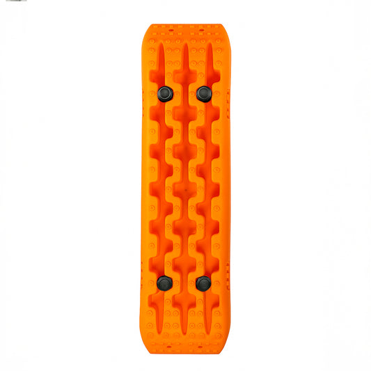 Orangefarbene Campnetic Sandbleche mit Magnetbefestigung am Fahrzeug