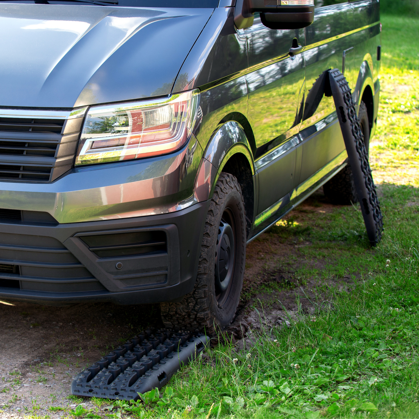 Campnetic Sandboards im Einsatz als Anfahrhilfe auf Sand – robustes Recovery Zubehör für Offroad-Fahrzeuge