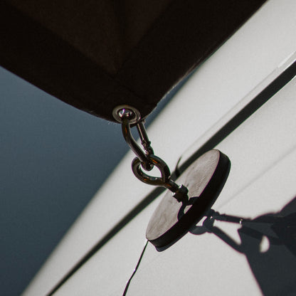 Campnetic Magnet mit Karabiner an der Karosserie eines Vans befestigt