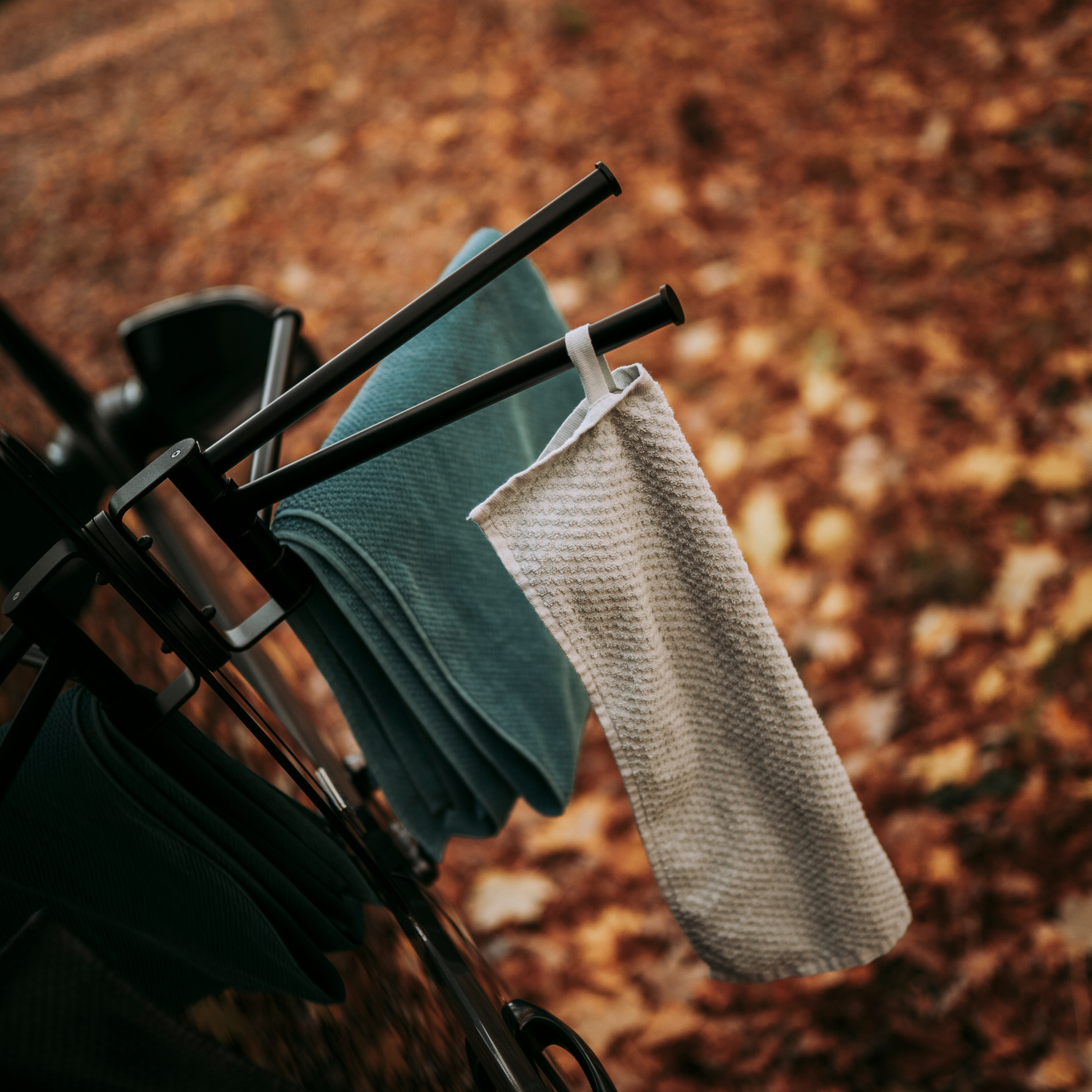 Magnetischer Wäschehalter fürs Camping an Van-Tür befestigt – flexible Wäschestangen im Einsatz