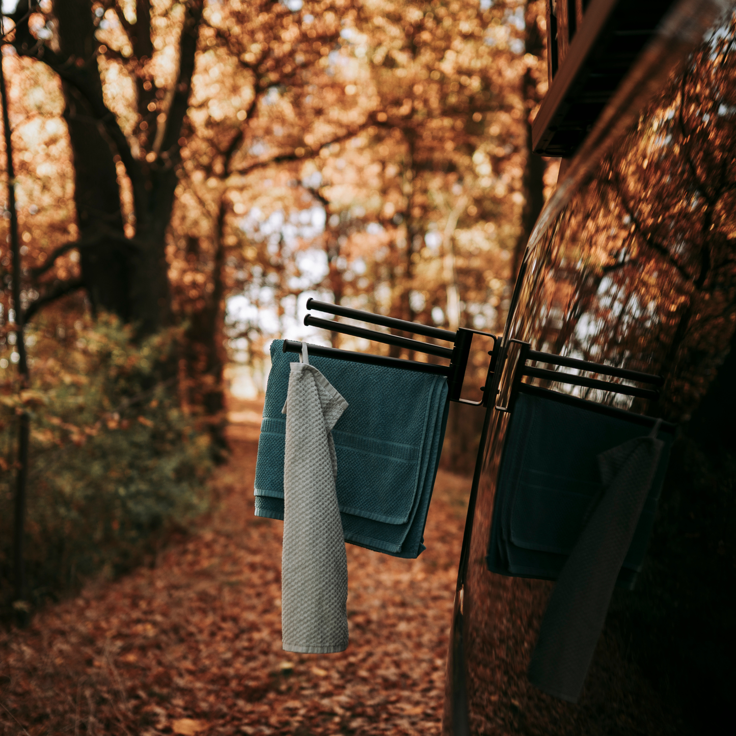 Magnetische Aufhängestange als platzsparendes Campingzubehör im Vanlife