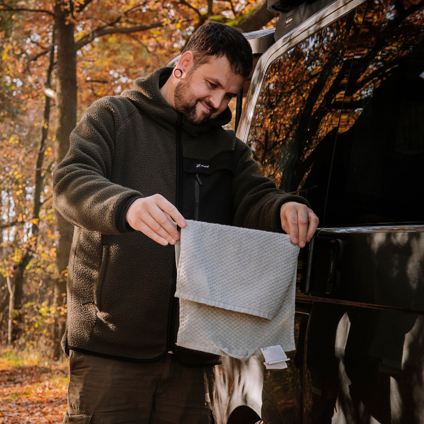 Flexibler Textilhalter mit gummierten Magneten am VW Crafter außen befestigt