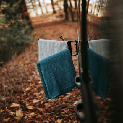Robuste magnetische Wäschestange als Camping Organizer am Ford Transit