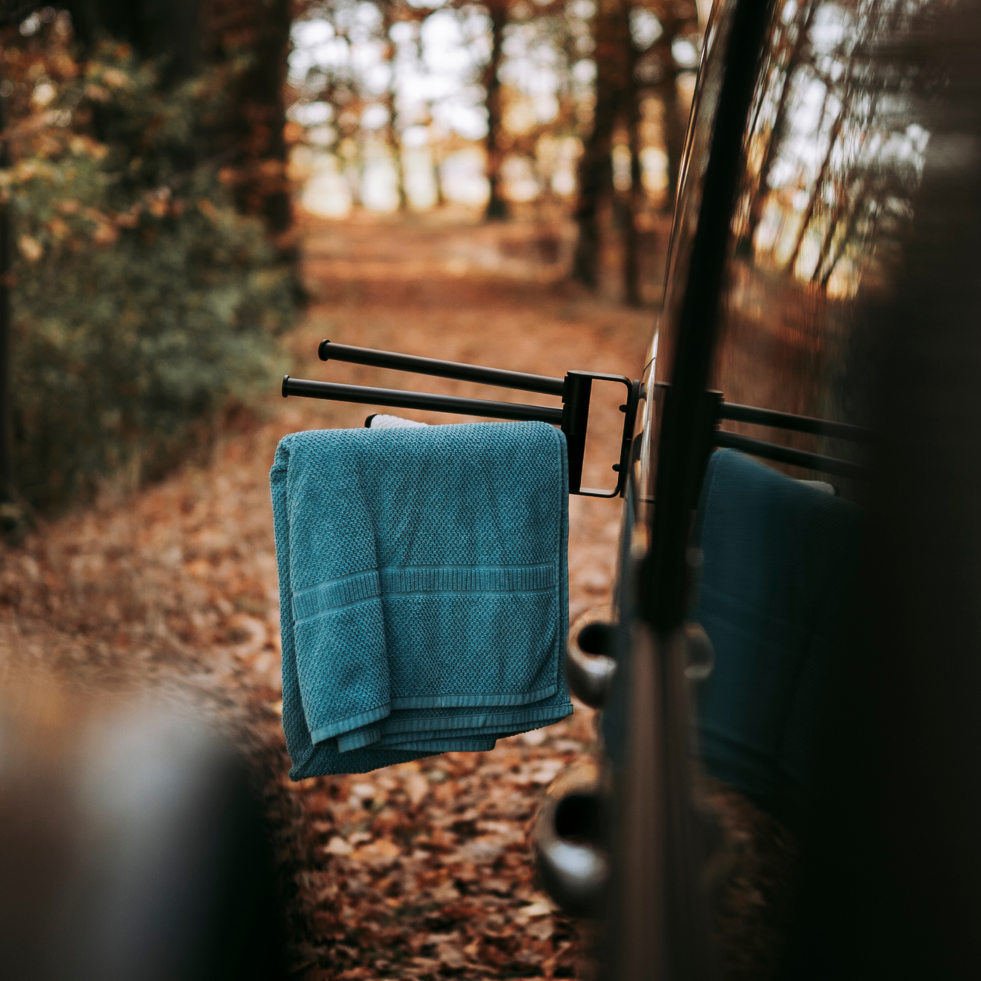 Mobile Trockenvorrichtung mit Magneten auf Metallfläche eines Wohnmobils