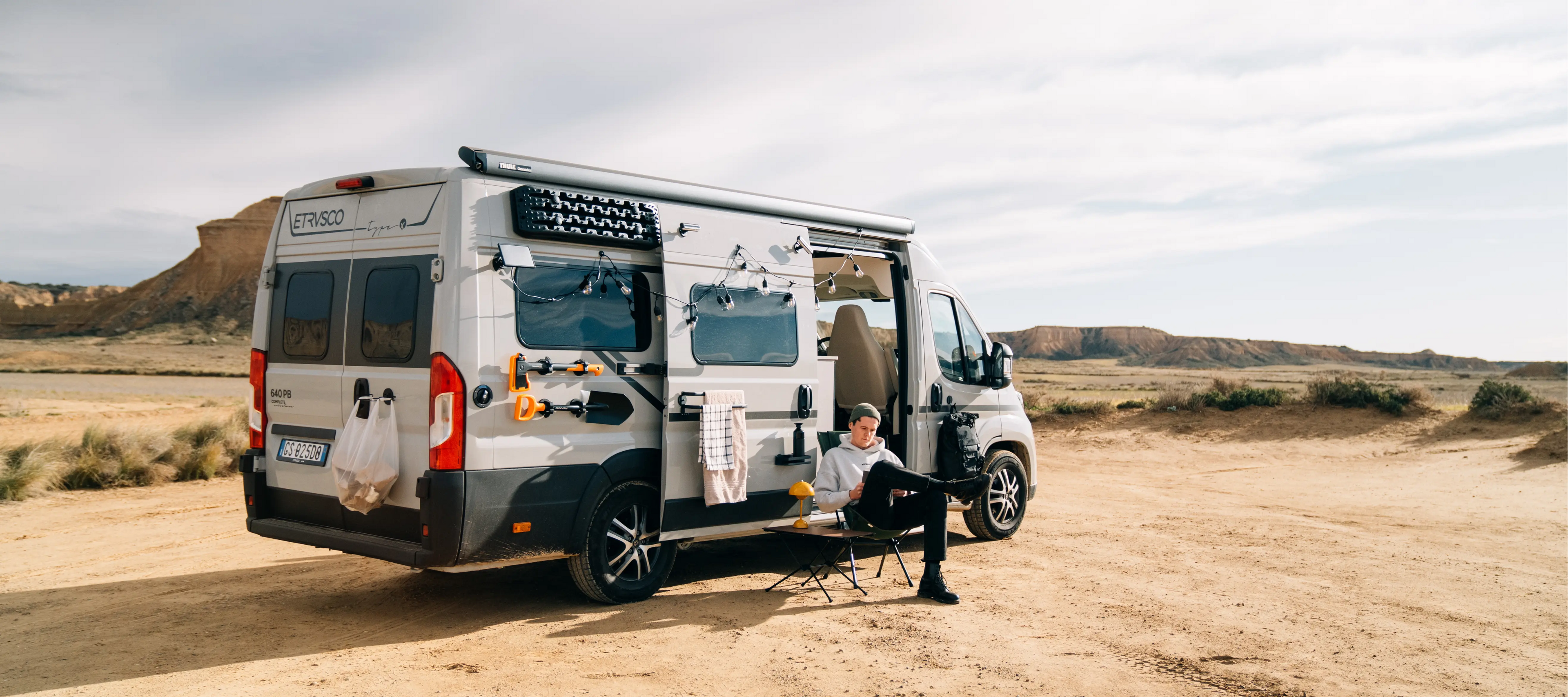 Campnetic Camping Zubehör magnetisch am Fiat Ducato Campervan – Sandboards, Lichterkette und Halterungen außen befestigt