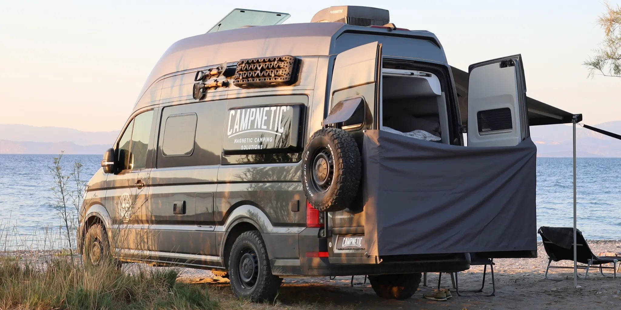 Campnetic magnetischer Duschvorhang am VW Grand California am Meer bei Sonnenuntergang