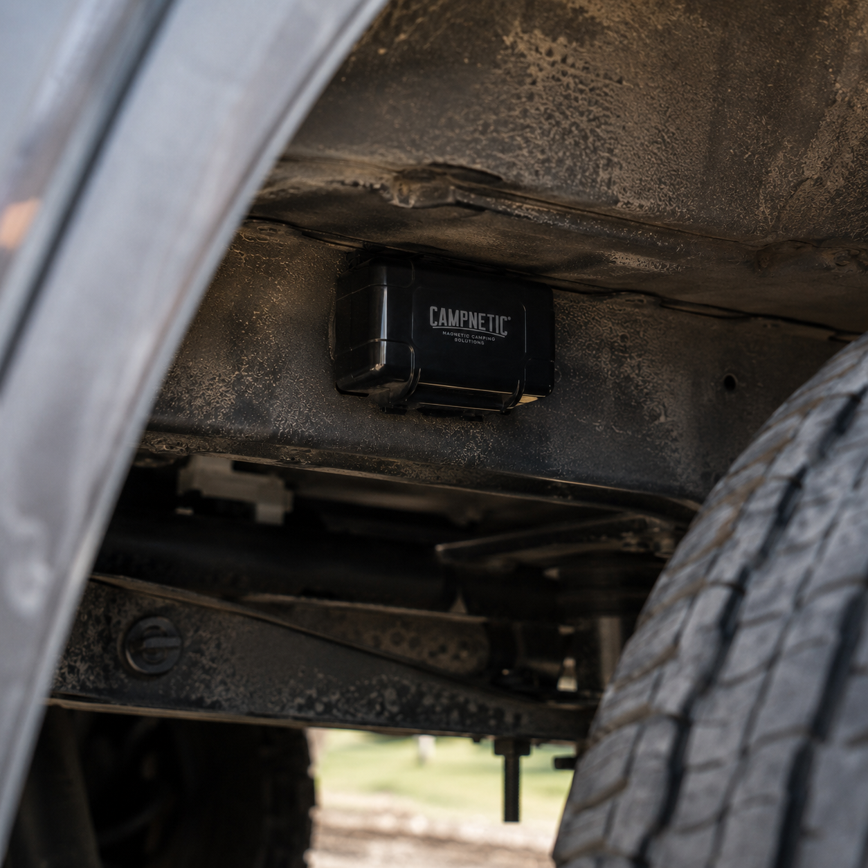 Versteckte magnetische Schlüsselbox im Radkasten eines Campers mit GPS Tracker
