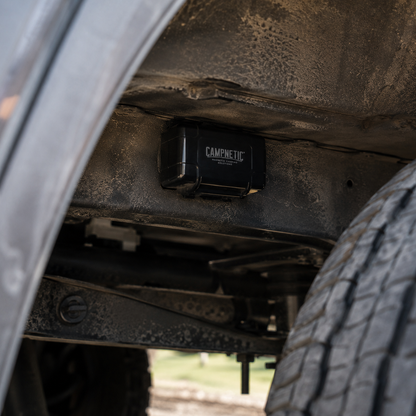 Versteckte magnetische Schlüsselbox im Radkasten eines Campers mit GPS Tracker