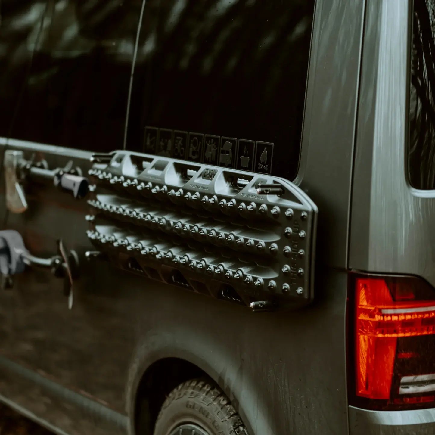 MAXTRAX Boards mit Campnetic Magnethalterung seitlich an grauem Campervan befestigt ohne Bohren