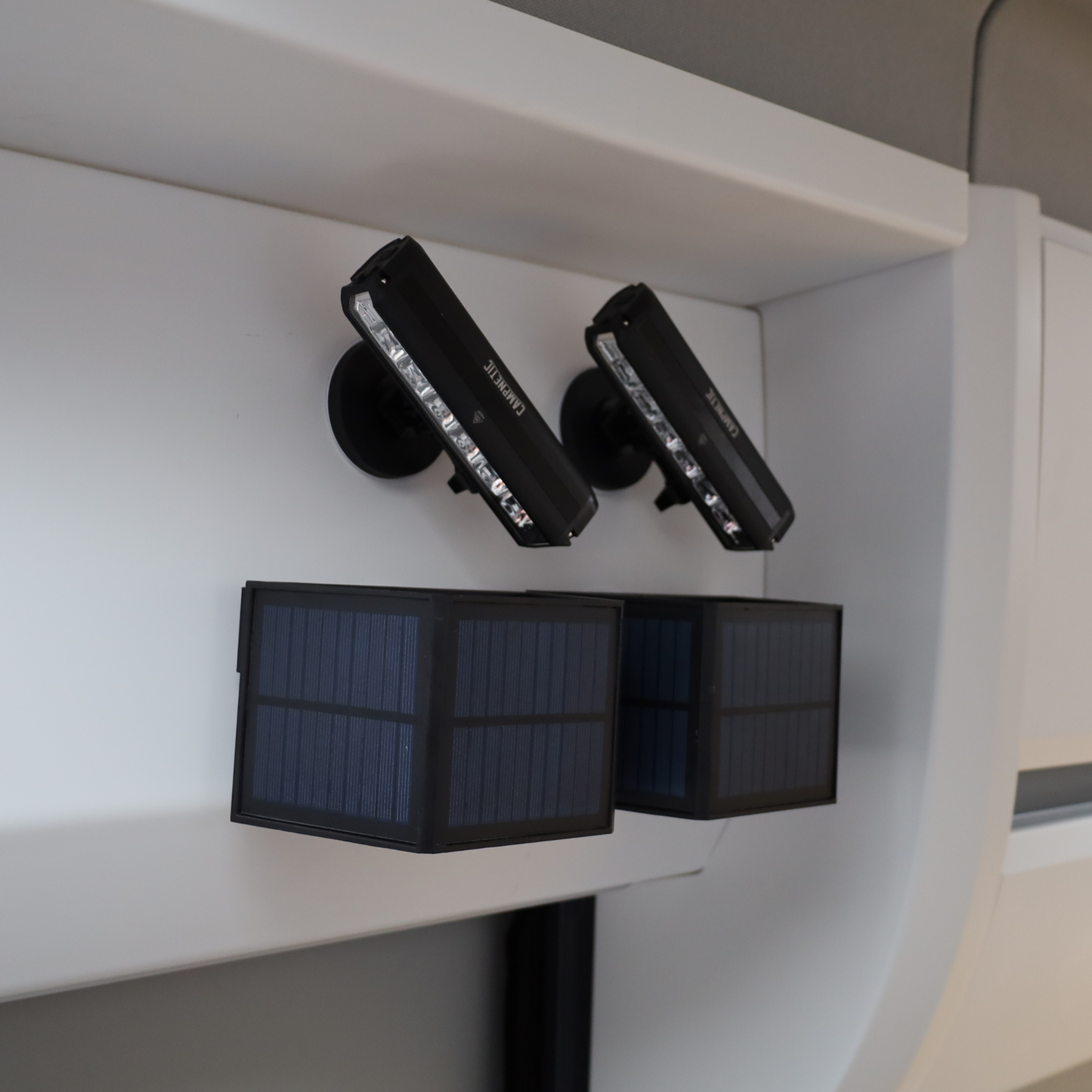 Metallpad im Vanbett-Bereich montiert – magnetische Lampe befestigt