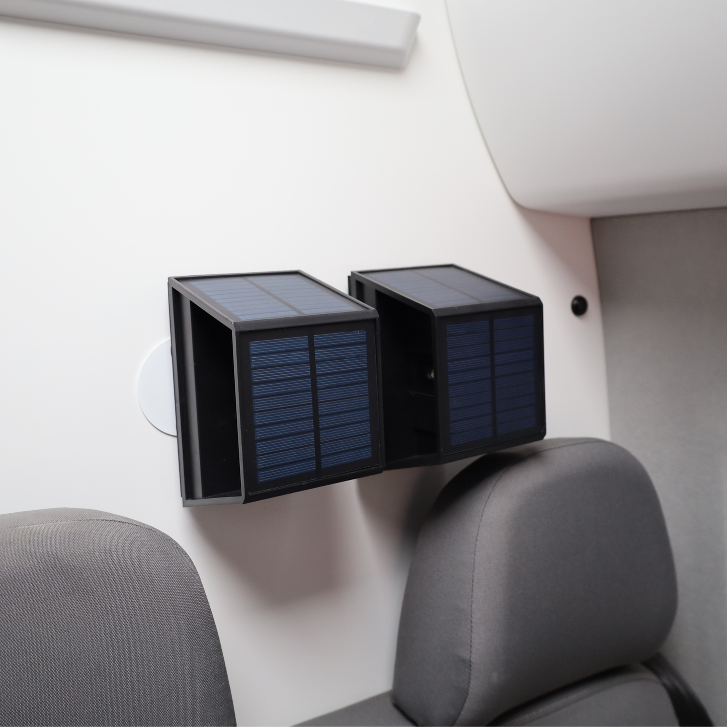 Klebbares Metallpad am Heck des Vans – perfekt für magnetische Outdoor-Gadgets