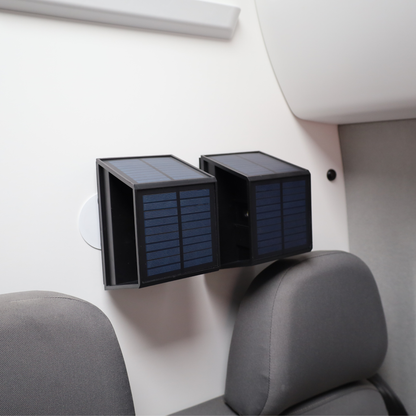 Klebbares Metallpad am Heck des Vans – perfekt für magnetische Outdoor-Gadgets