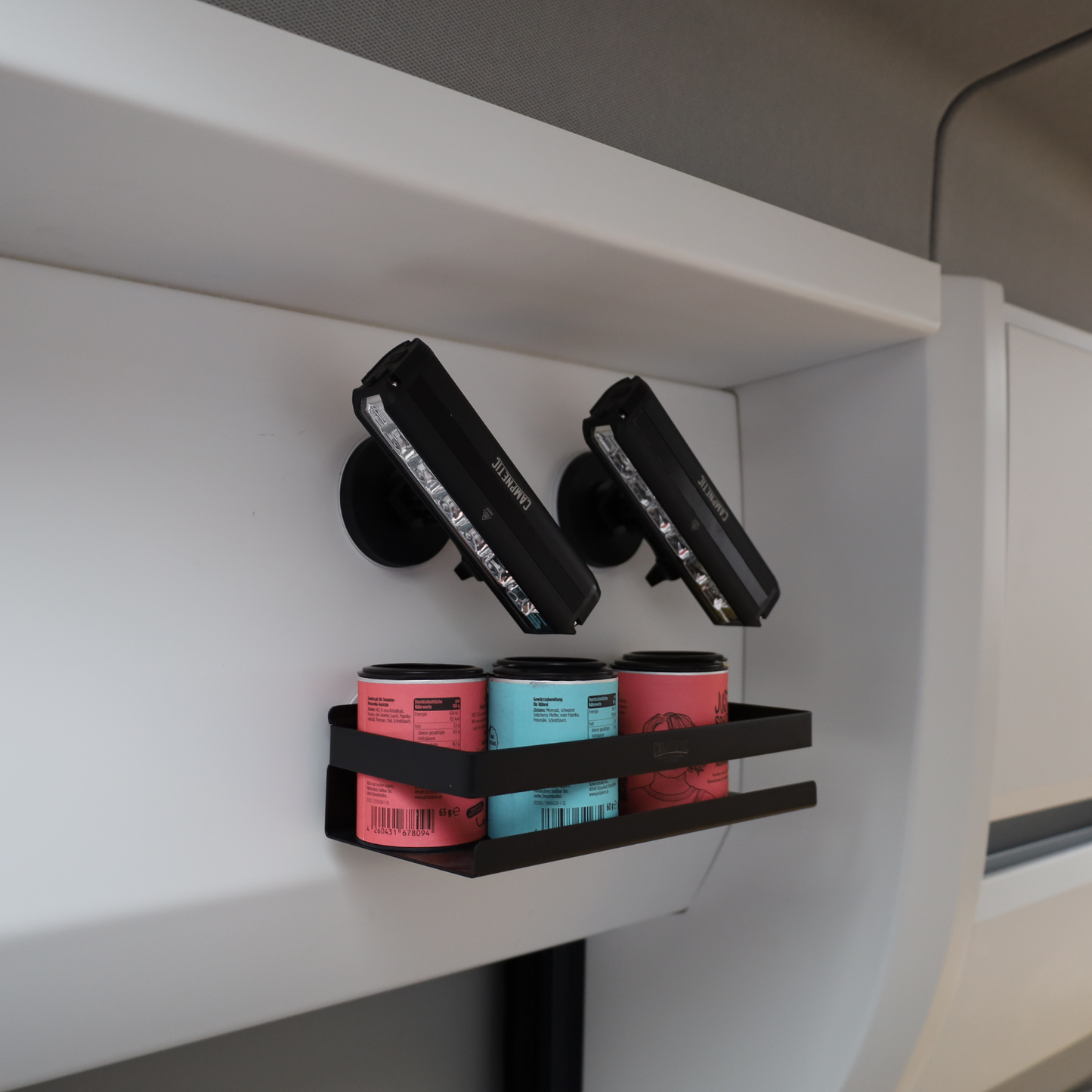 Metallpad auf glatter Vanfläche – magnetisches Campingzubehör immer griffbereit