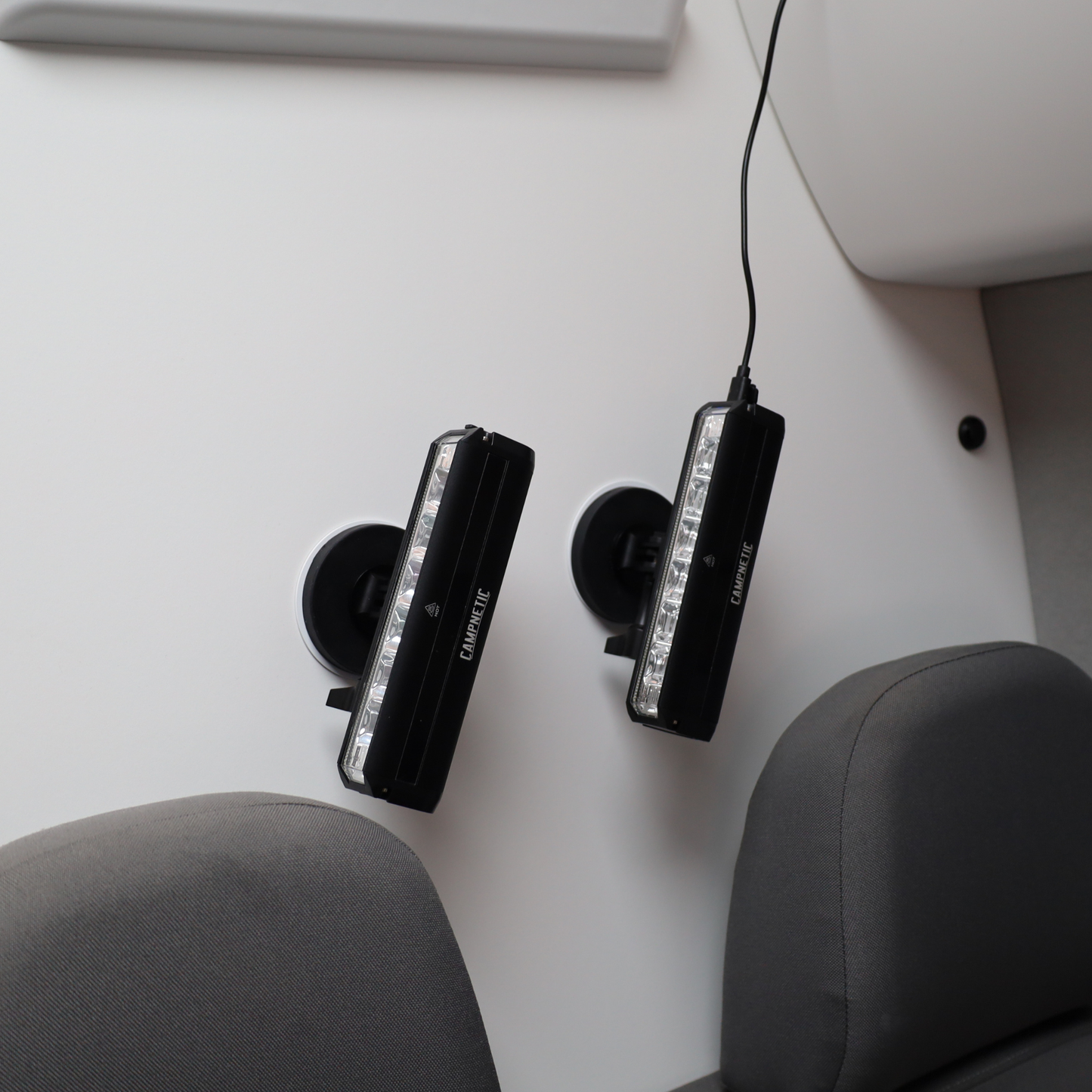 Metallpad im Camper-Küchenbereich für magnetische Haken und Gewürzdosen