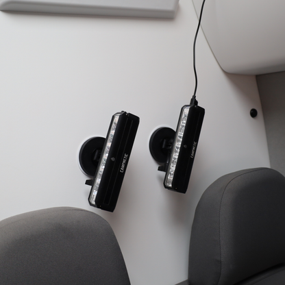 Metallpad im Camper-Küchenbereich für magnetische Haken und Gewürzdosen