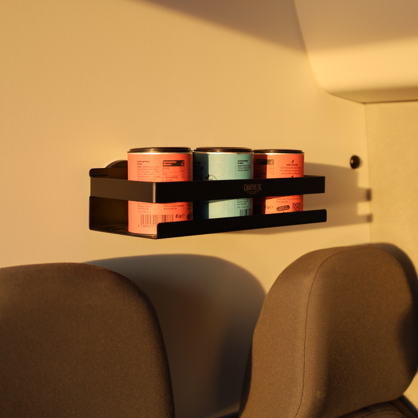 Magnetisches Metallpad im Van-Innenraum für flexible Befestigungen