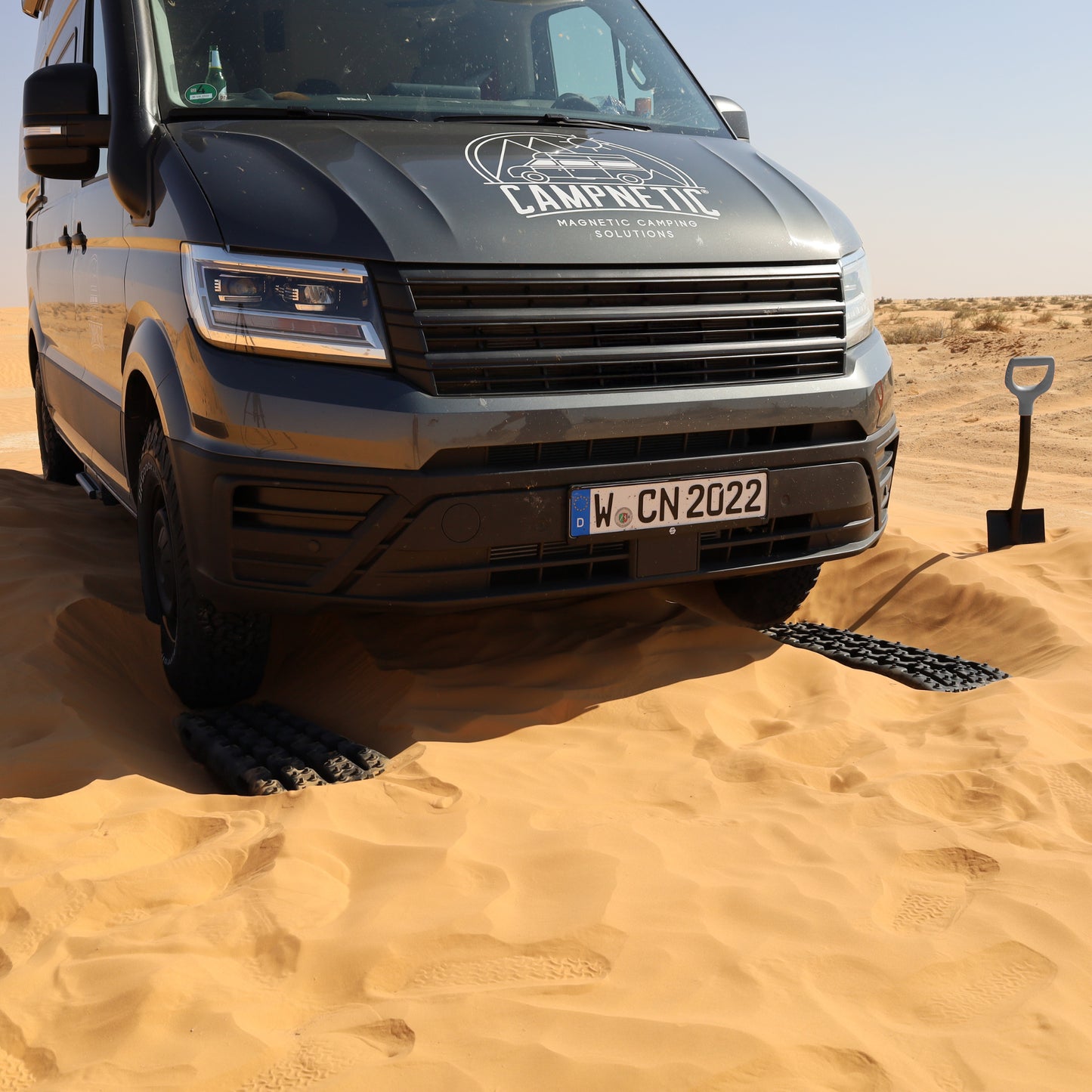 Offroad Camper nutzt Campnetic Sandbleche zur Befreiung aus sandigem Untergrund