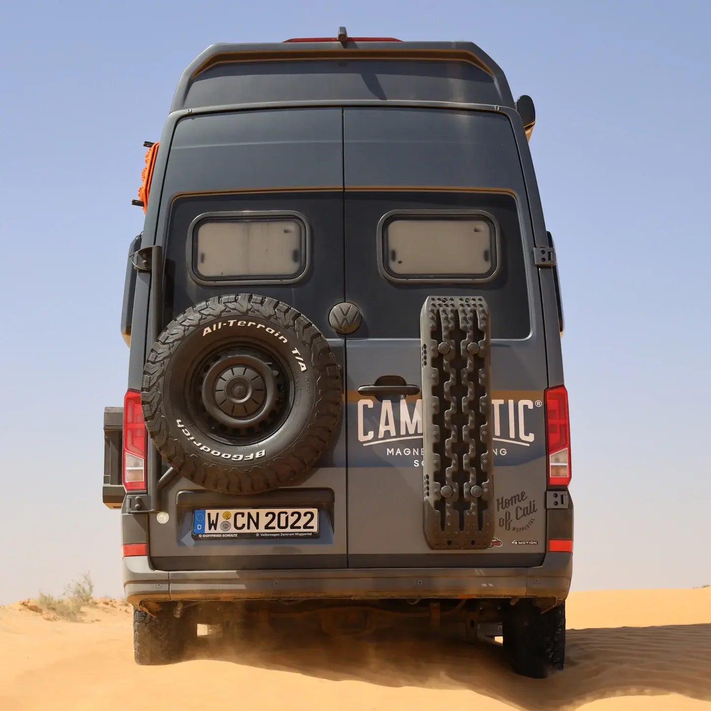 Campnetic Sandboard magnetisch an VW Grand California Hecktür befestigt in Wüsten-Offroad-Setting