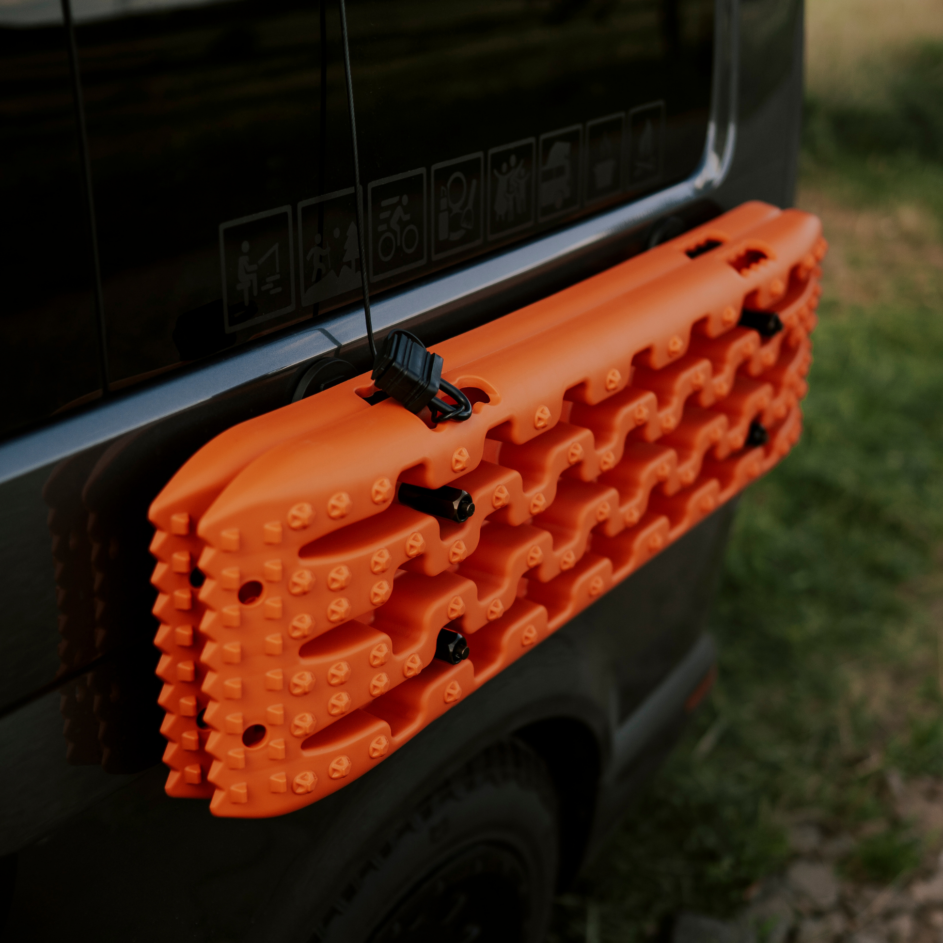 Sandbleche mit magnetischer Halterung – Campnetic Sandboards sicher am Camper befestigt