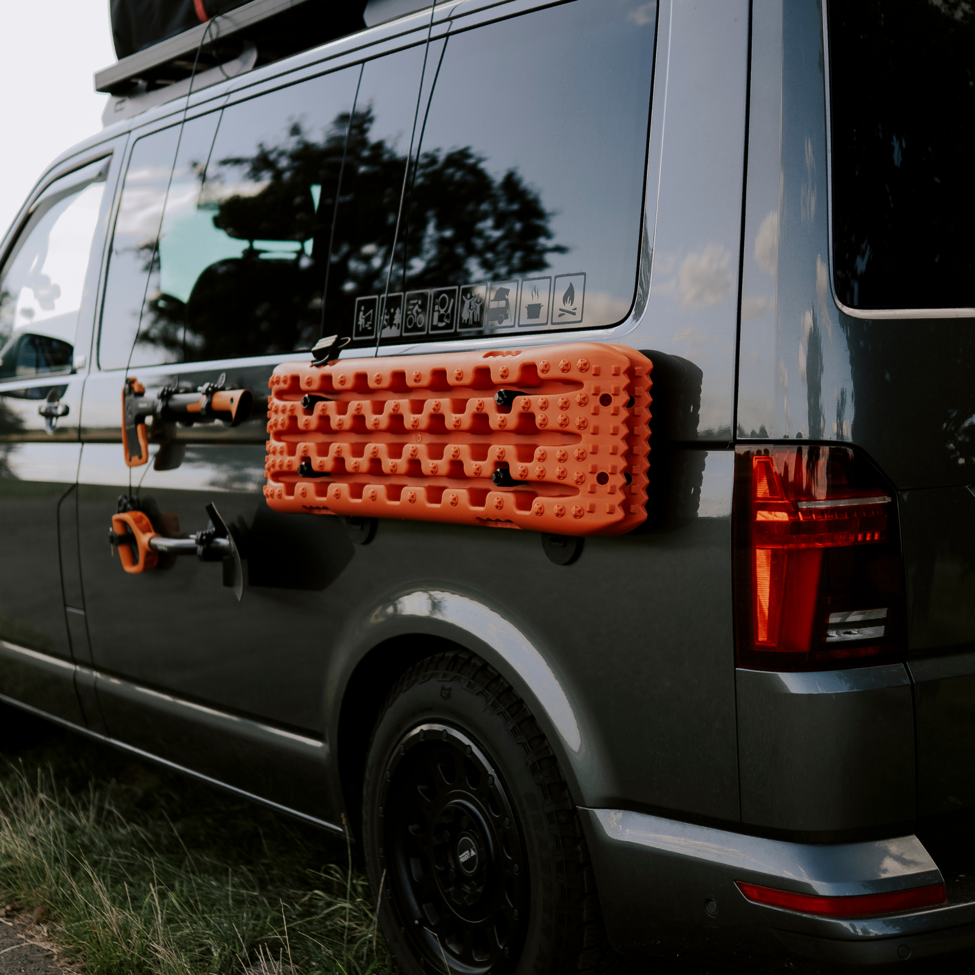 Sandbleche / Sandboards am Van montiert – ideale Lösung für Camper und Offroader