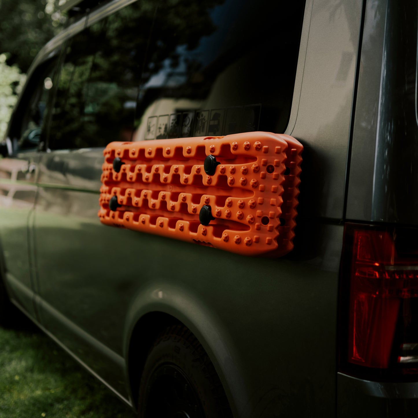 Detailaufnahme: Campnetic Sandboards in Orange mit starker Magnet-Halterung
