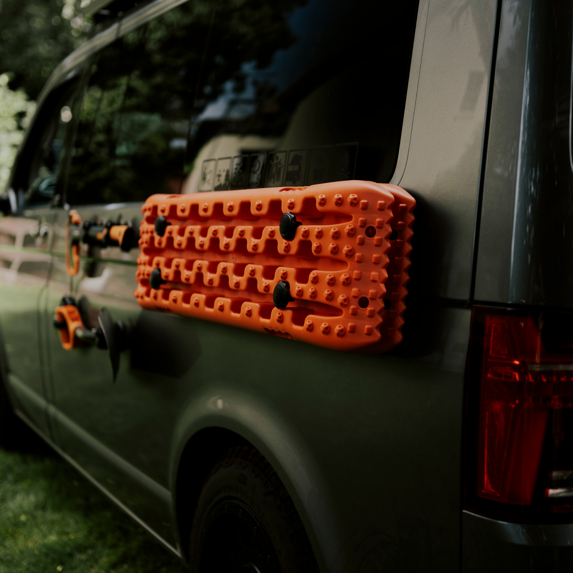 Detailaufnahme: Campnetic Sandboards in Orange mit starker Magnet-Halterung