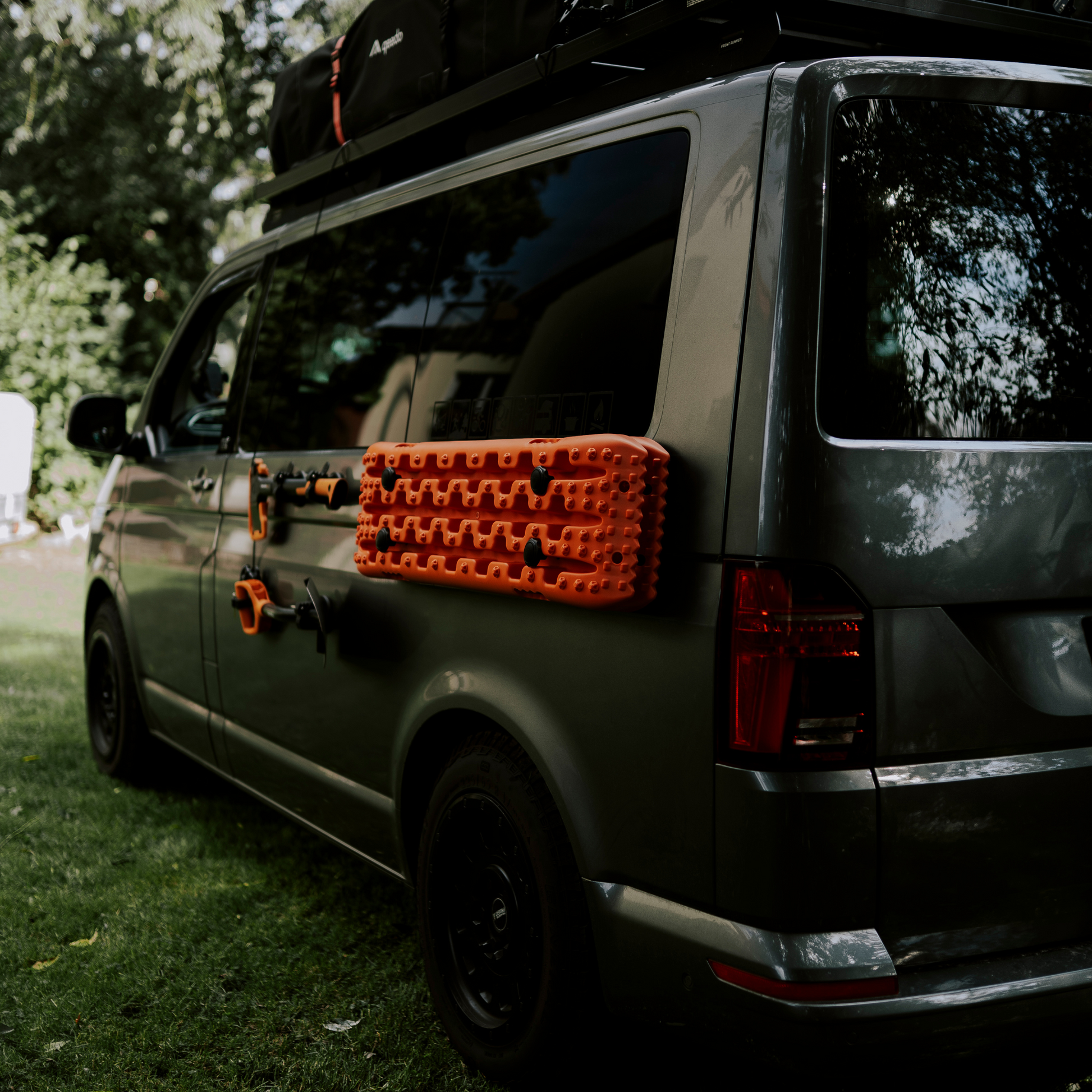 Offroad-Sandboards mit Magnetbefestigung – ideale Lösung für Camper und Vans