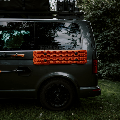 Campnetic Sandboards in Orange mit magnetischer Halterung – sichere Offroad-Anfahrhilfe