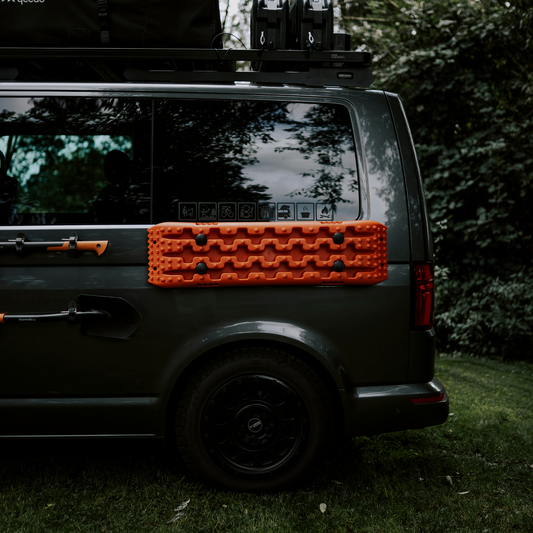 Campnetic Sandboards in Orange mit magnetischer Halterung – sichere Offroad-Anfahrhilfe