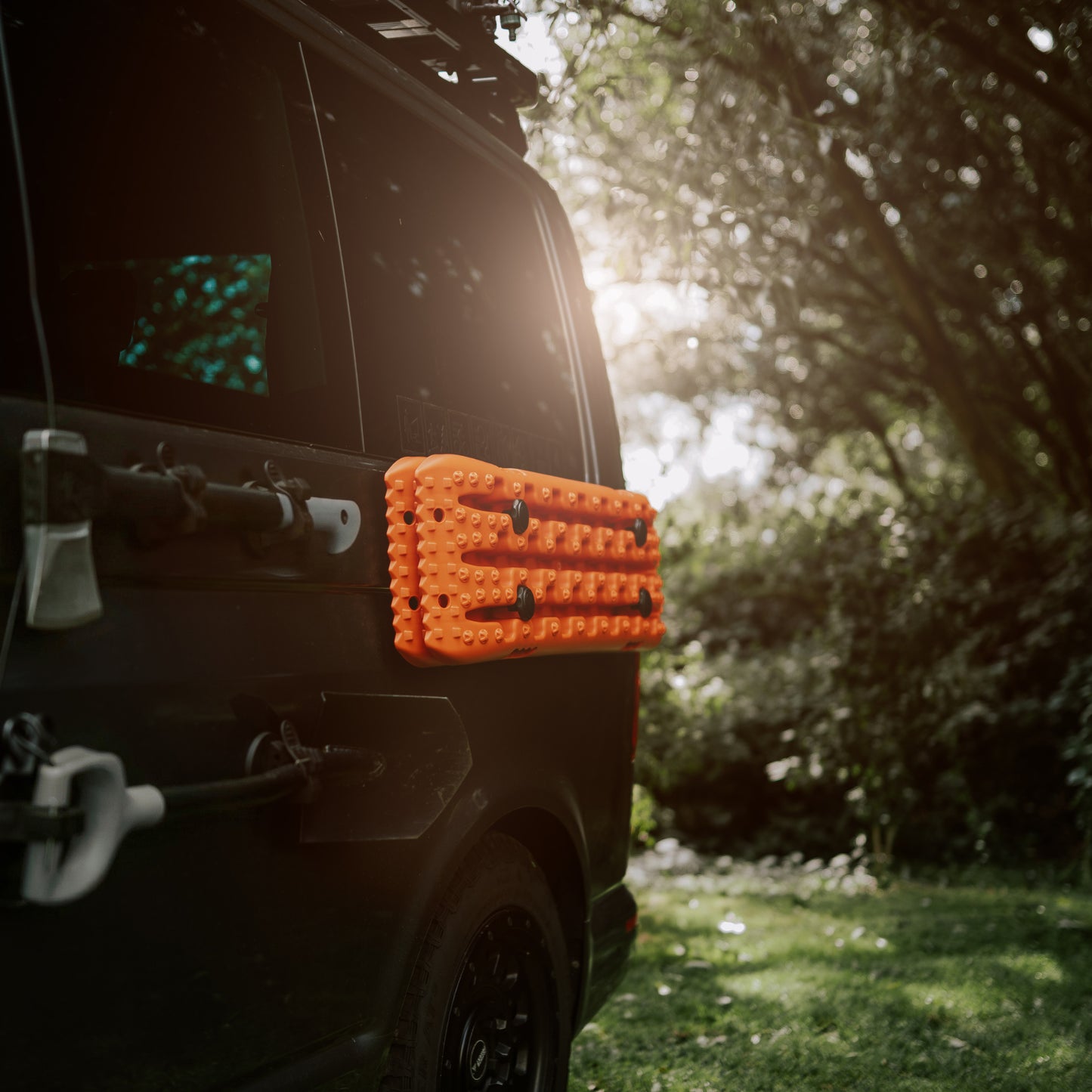 Campnetic Sandboards in Orange mit magnetischer Halterung – schnell einsatzbereit für Abenteuer im Gelände