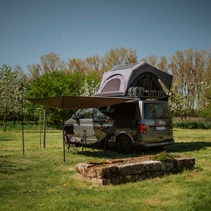 Sonnensegel als Regenschutz über Outdoor-Küche beim Camping verwendet