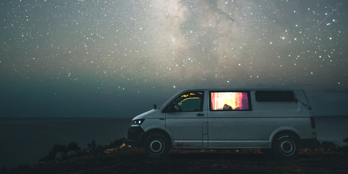 VW Transporter mit Sandboards von Campnetic magnetisch angebracht ohne bohren