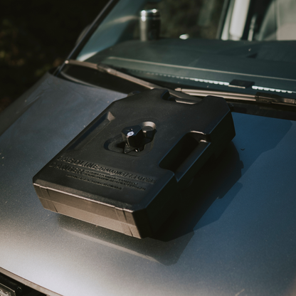 Abschließbarer Benzinkanister mit magnetischer Halterung