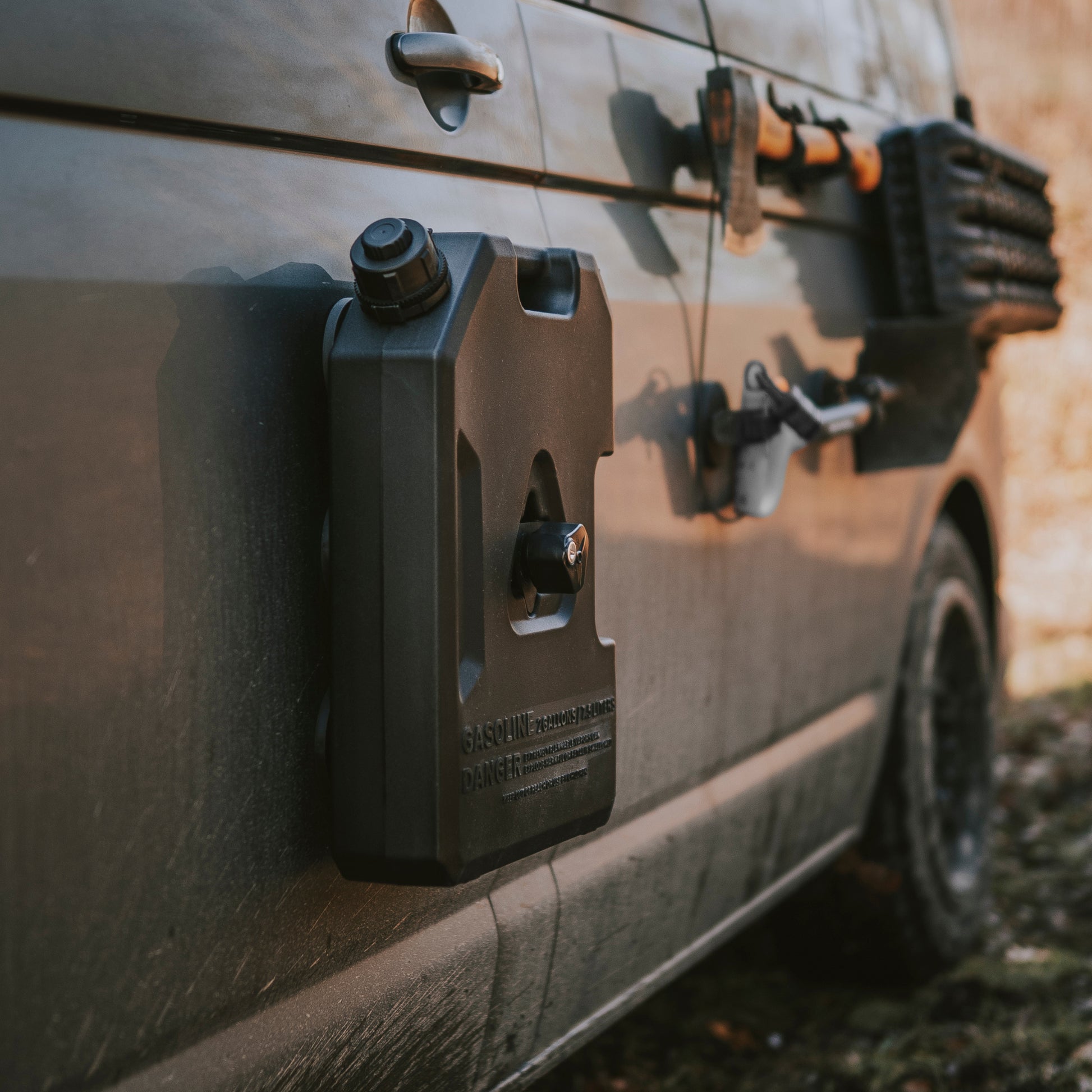 Benzinkanister ohne Bohren magnetisch am Camper befestigt