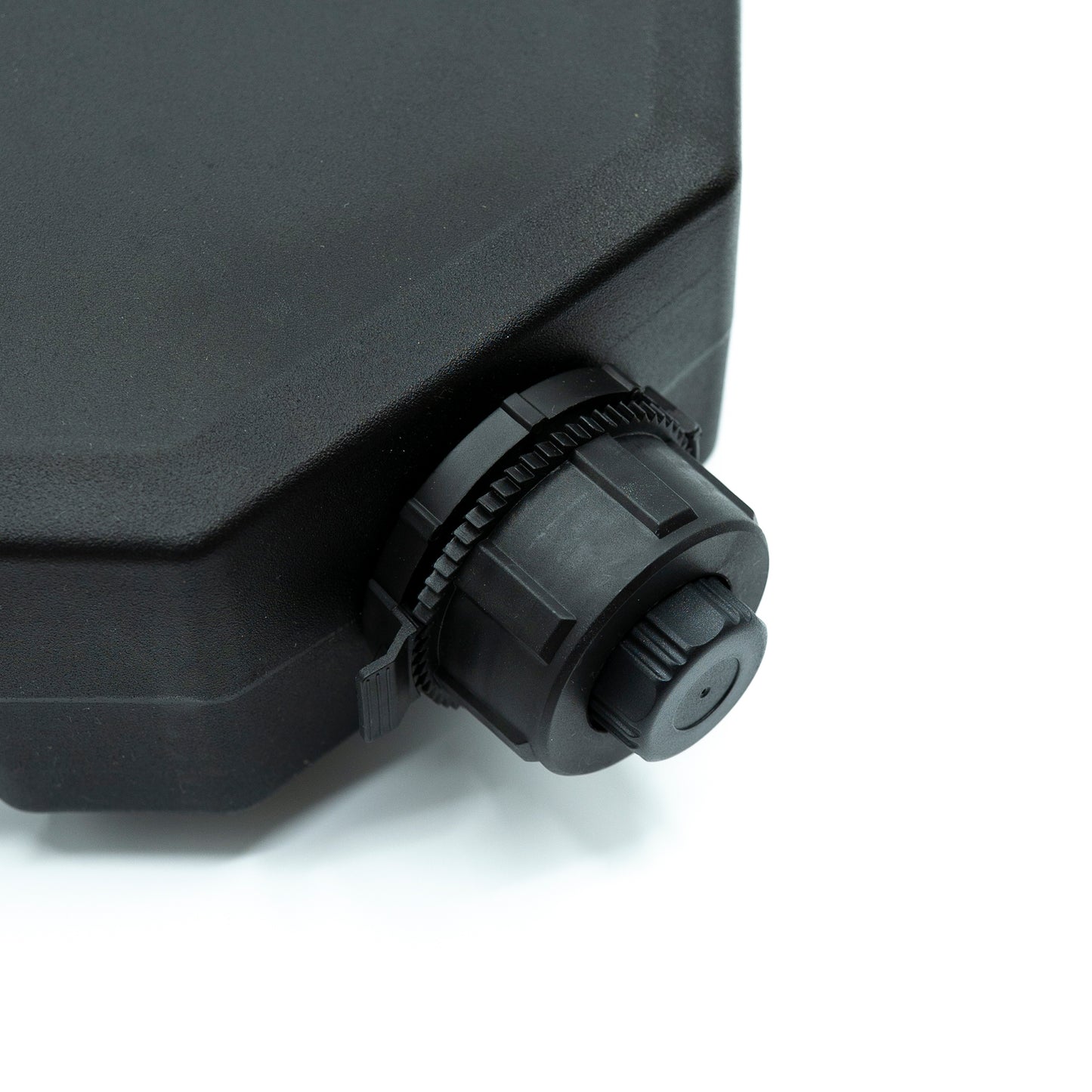 Magnetischer Benzinkanister am Mercedes Sprinter Camper