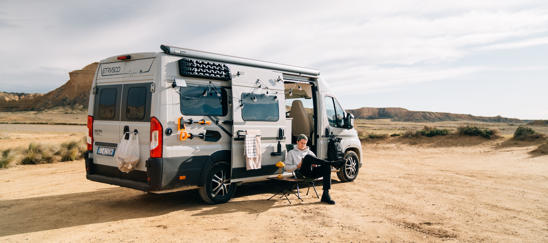 der camper im bild ist ein ausgebauter kastenwagen mit dem magnetischen campingzubehör von campnetic. dieser haftet ohne Bohren von außen an dem van. 