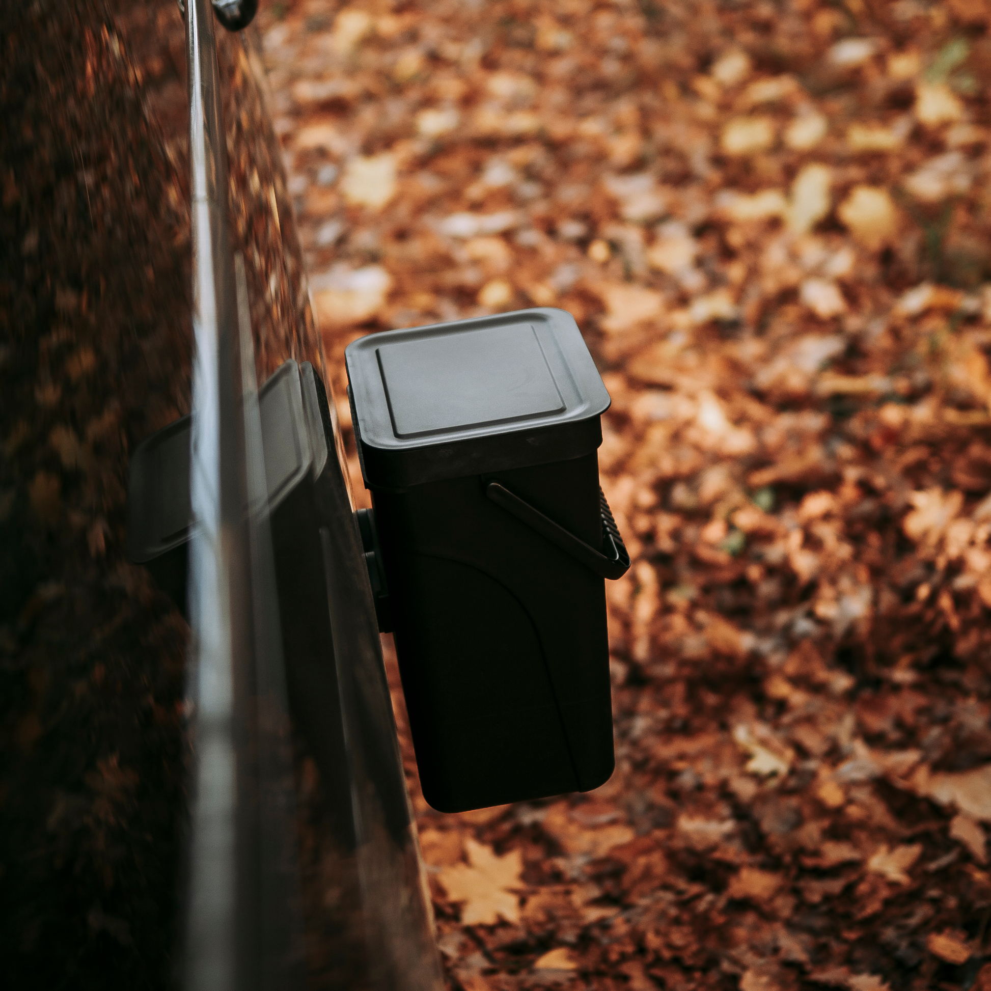 Kompakter Campnetic Camping-Mülleimer mit starker Magnetbefestigung an Metallwand