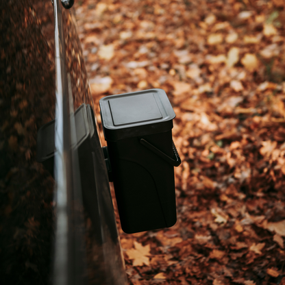 Kompakter Campnetic Camping-Mülleimer mit starker Magnetbefestigung an Metallwand