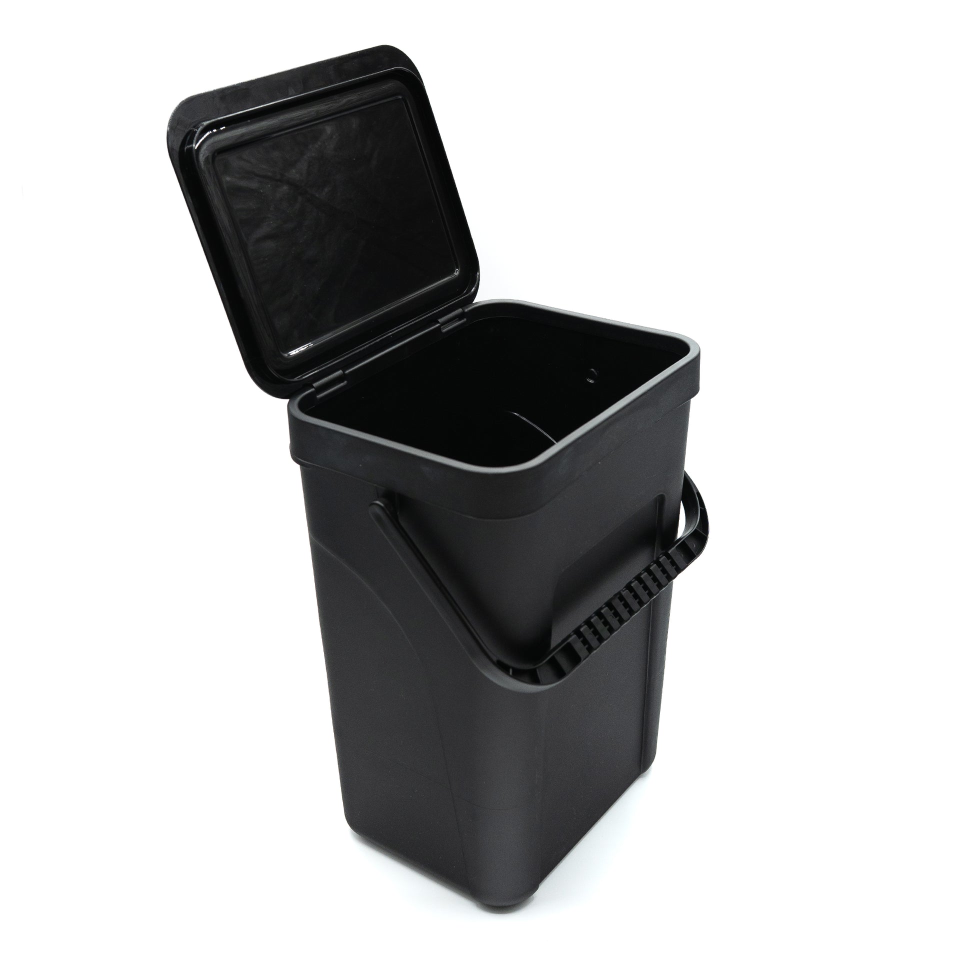 Magnetischer Campnetic Müllbehälter beim Outdoor-Kochen am Camper befestigt