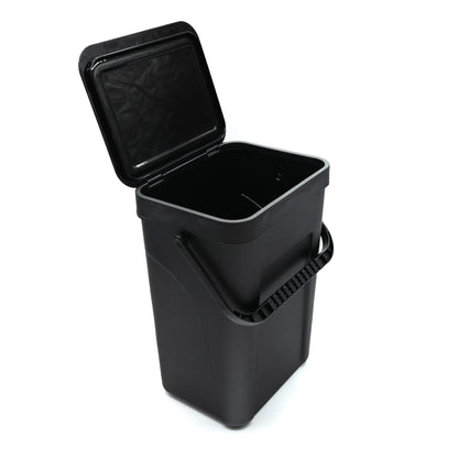 Magnetischer Campnetic Müllbehälter beim Outdoor-Kochen am Camper befestigt