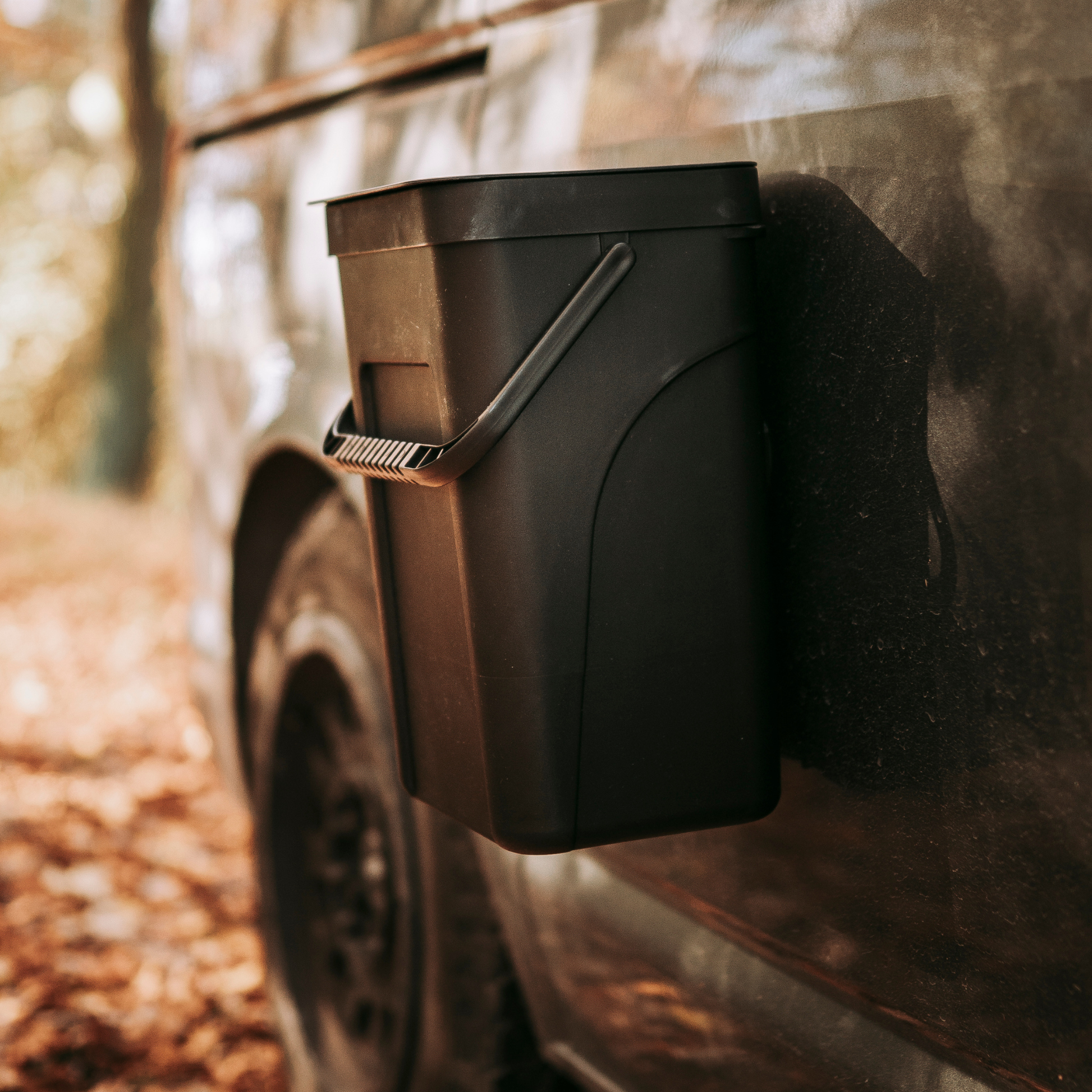 Campnetic magnetischer Mülleimer stabil an Heckklappe montiert