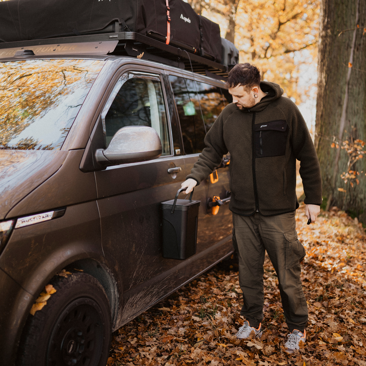 Campnetic magnetischer Mülleimer im Camper-Innenraum als platzsparendes Ordnungssystem